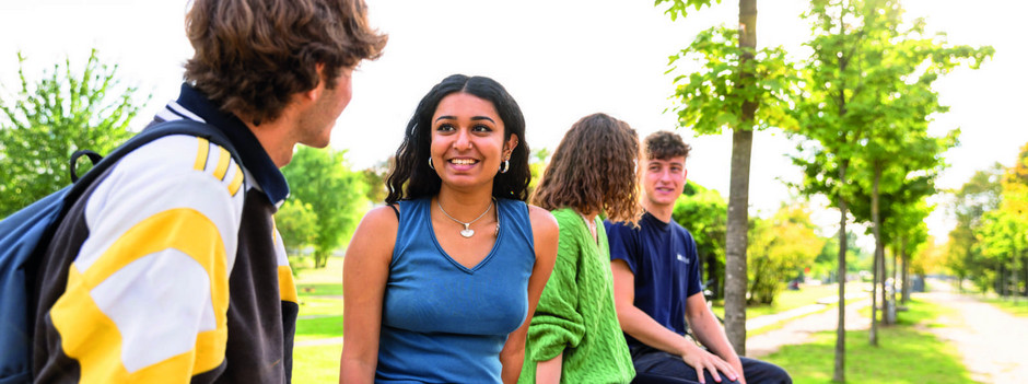 Studierende der Universität zu Lübeck unterhalten sich