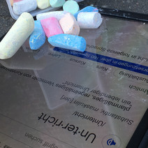 Farbige Kreide auf einem Tablet