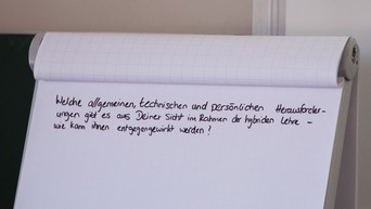Der in der Bildunterschrift genannte Text steht handschriftlich auf ein Flipchart geschrieben.