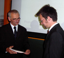Novartis-Stipendiat Christoph Härtel (re.), Dekan Werner Solbach