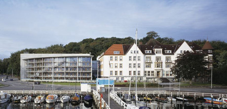 Zentralbibliothek und Weltwirtschaftsinstitut an der Kieler Förde (Foto: ZBW, Lukas Roth)