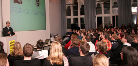 Mathematik nach Mitternacht: Voller Hörsaal