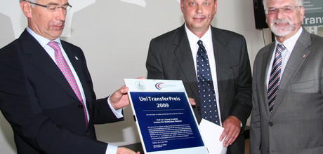 Preisträger Sczakiel (Mi.) mit Minister Biel (re.) und Unipräsident Dominiak