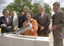 Dr. Petra Roßkopf beim Einlegen der Zeitkapsel in den Grundstein