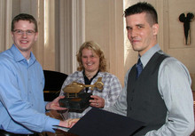 Prof. Dr. Till Tantau (re.) mit Susann Rosseck und Philipp Wewering