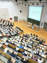 Studieninteressierte im Hörsaal AM 1