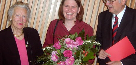 Preisträgerin Dr. Katja Hedrich mit Frau Lisa und Dr. Christian Dräger